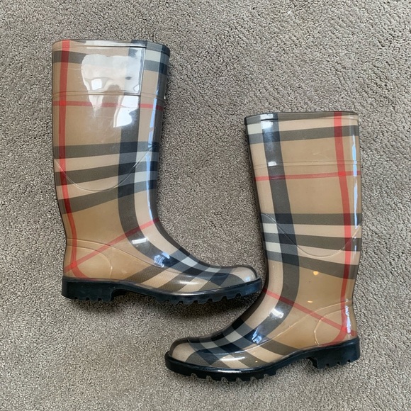 Burberry rain boots! - Picture 1 of 4